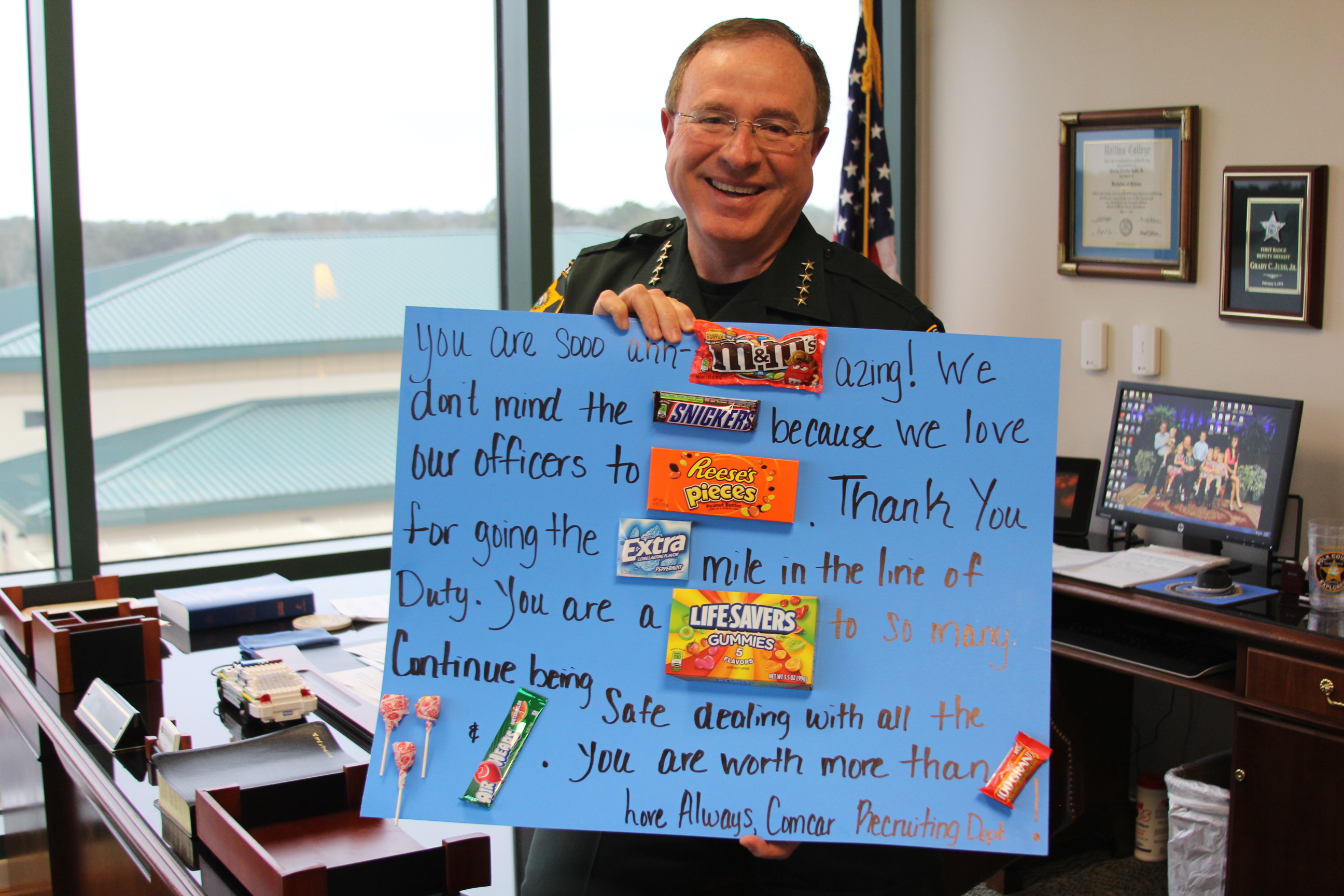Sheriff holding a thank you card
